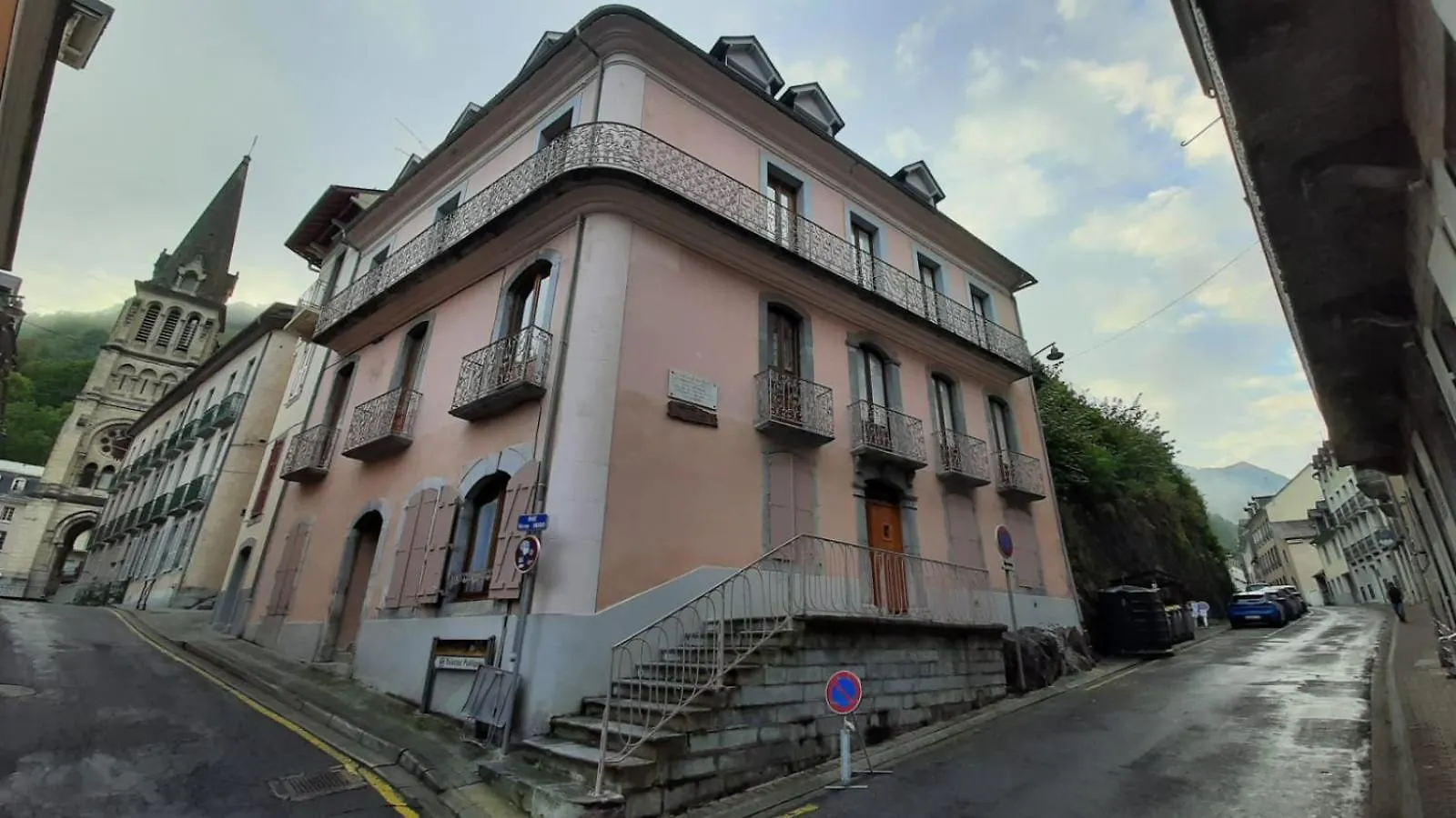 La Tourette Residence: Central Apartment with Wi-Fi and Mezzanine Cauterets
